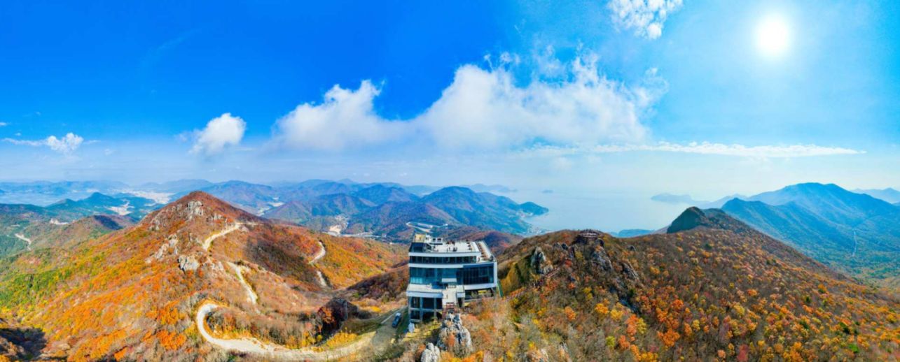 Experience Geoje Island's stunning views from the cable car showcasing mountains and sea. Explore natural beauty and diverse landscapes perfect for nature lovers and adventure seekers alike.